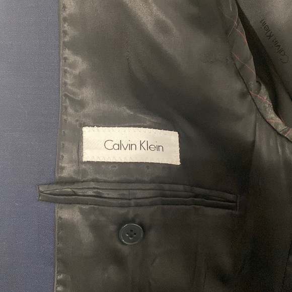 Includes both suit jacket and pants. The brand is Calvin Klein - Picture 3 of 4